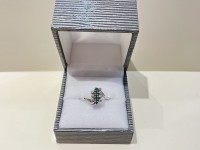 Bague or blanc 750 & émeraudes 