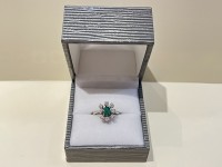 Bague or blanc 750 émeraudes & diamants 