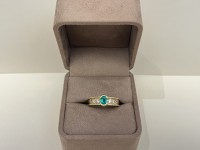 Bague or jaune 750 , diamants & émeraude