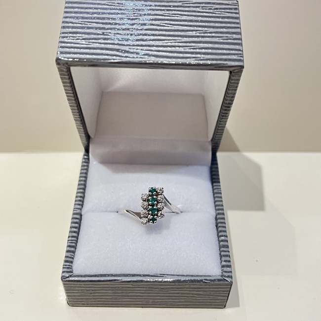Bague or blanc 750 & émeraudes 