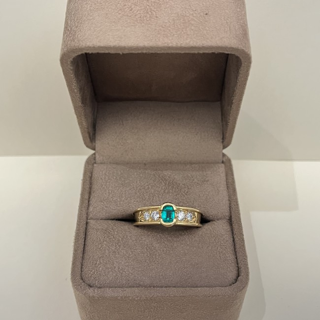 Bague or jaune 750 , diamants & émeraude