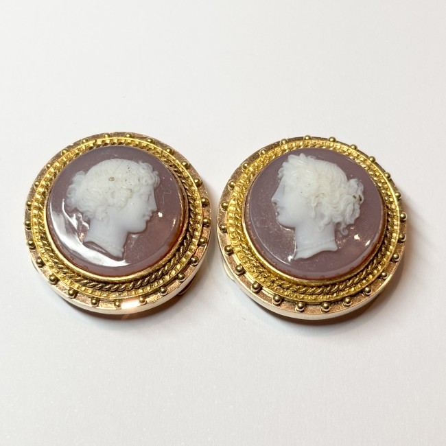 Caches boutons, or 750 