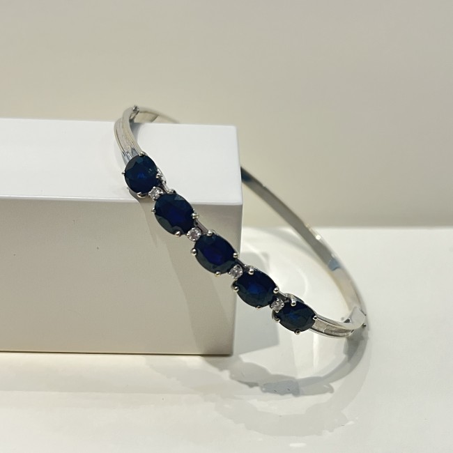 Jonc or gris 750 saphirs & diamants