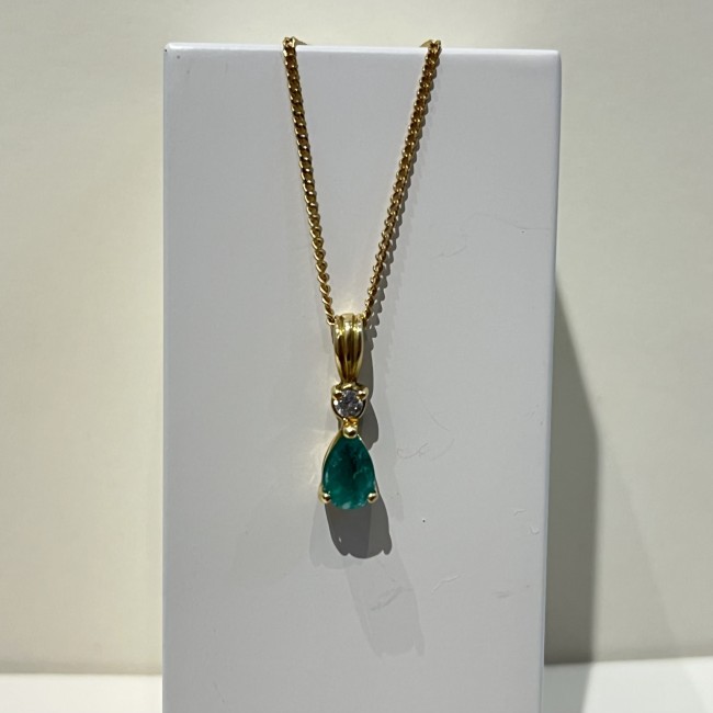 Pendentif or 750 emeraude & diamant