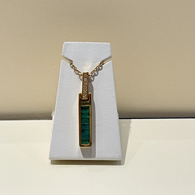 Pendentif or 750 émeraudes 